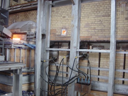 燃煤的日产50吨玻璃的马蹄焰池窑的电助熔